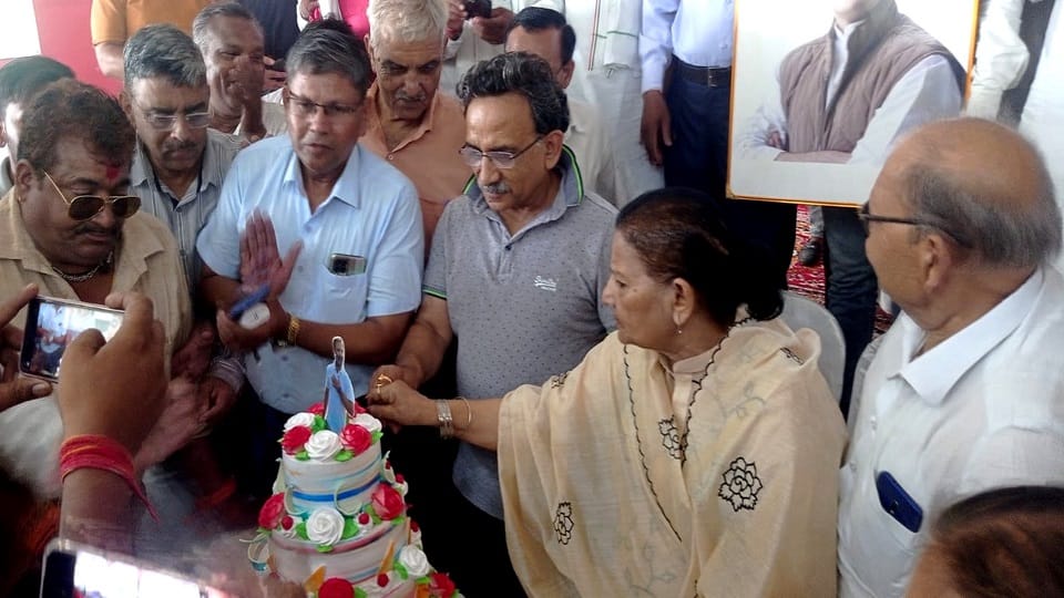 राहुल गांधी जन्मदिन पर केक काटते कांग्रेसी