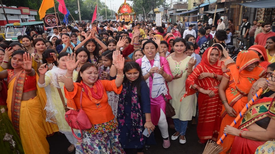 जगन्नाथ रथ यात्रा में श्रद्धालु