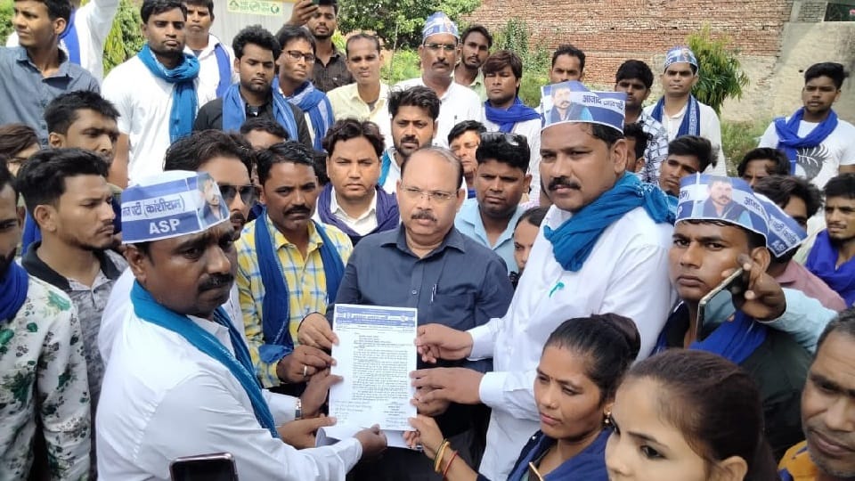 तहसीलदार को ज्ञापन देते आजाद समाज पार्टी के कार्यकर्ता