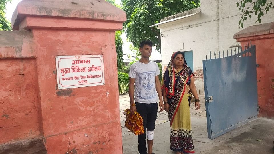 सीएमएस से मिलकर लौटते मरीज और तीमारदार मां