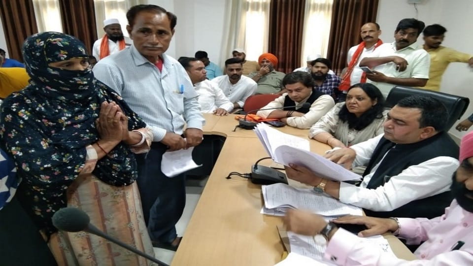 अलीगढ़ में समस्या सुनते अशफाक सेफी