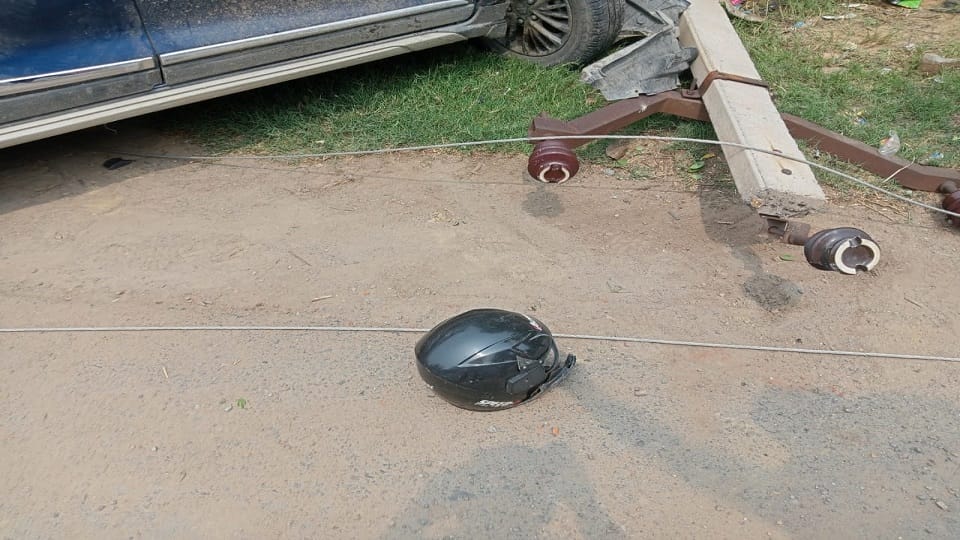 टूटा हुआ बिजली का खंभा