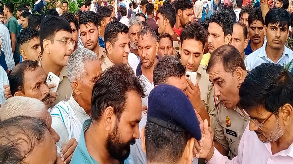 पुलिस से ग्रामीणों की नौंक झाेंक