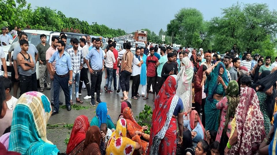 महिलाओं ने सड़क पर बैठकर किया रोड जाम