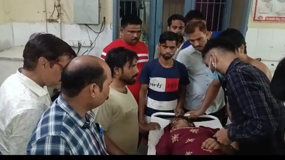 दीवार गिरने से महिला बच्चे दबने के बाद घटना स्थल पर परिवार के लोगो से बातचीत करते सलमान शाहिद