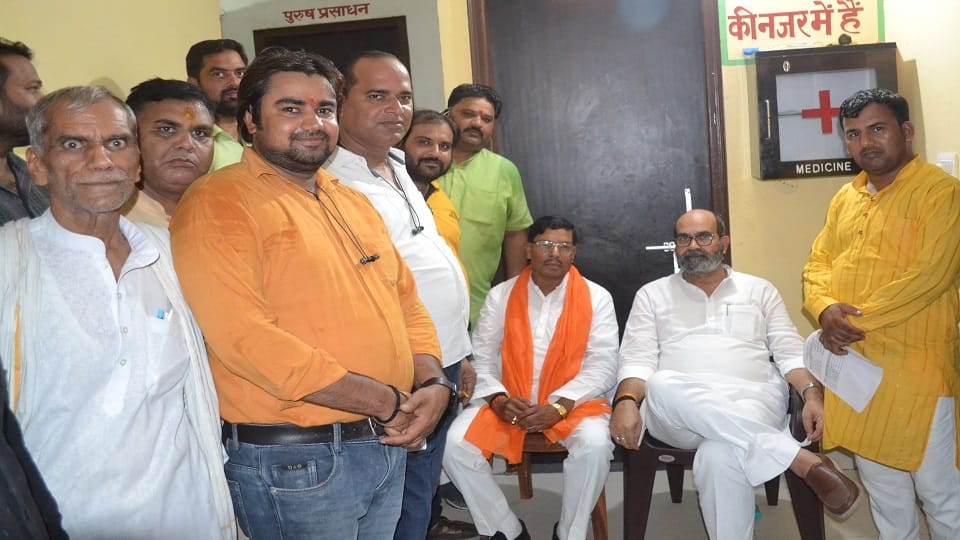 जिलाध्यक्ष के चयन की प्रक्रिया के दौरान पर्यवेक्षक से मिलने के लिए गेट पर इंतजार करते सांसद राजवीर दिलेर