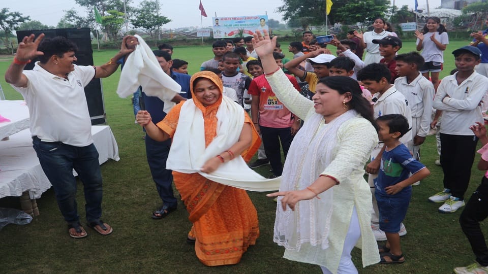 रिंकू सिंह की मां खुशी में नाचती हुईं