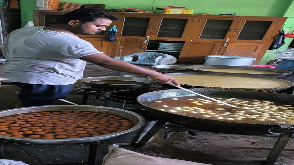 इगलास की चमचम को चासनी में सेंकते हुए