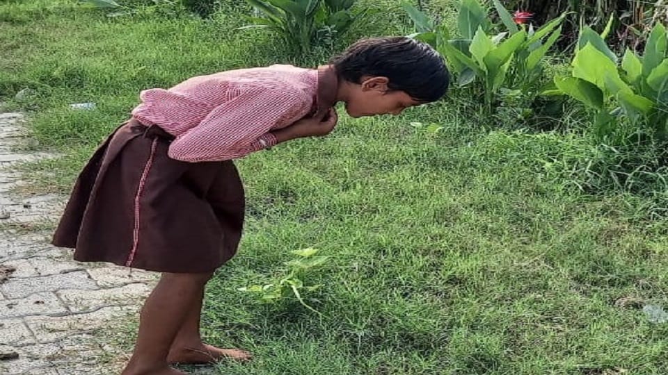 गर्मी से उल्टी करती छात्रा