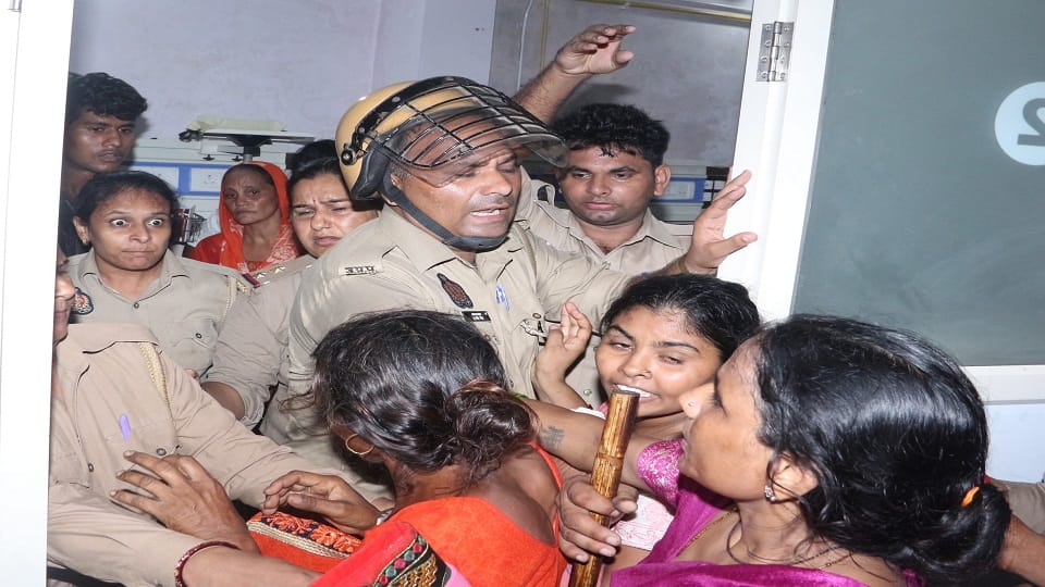 पुलिस और जनता 