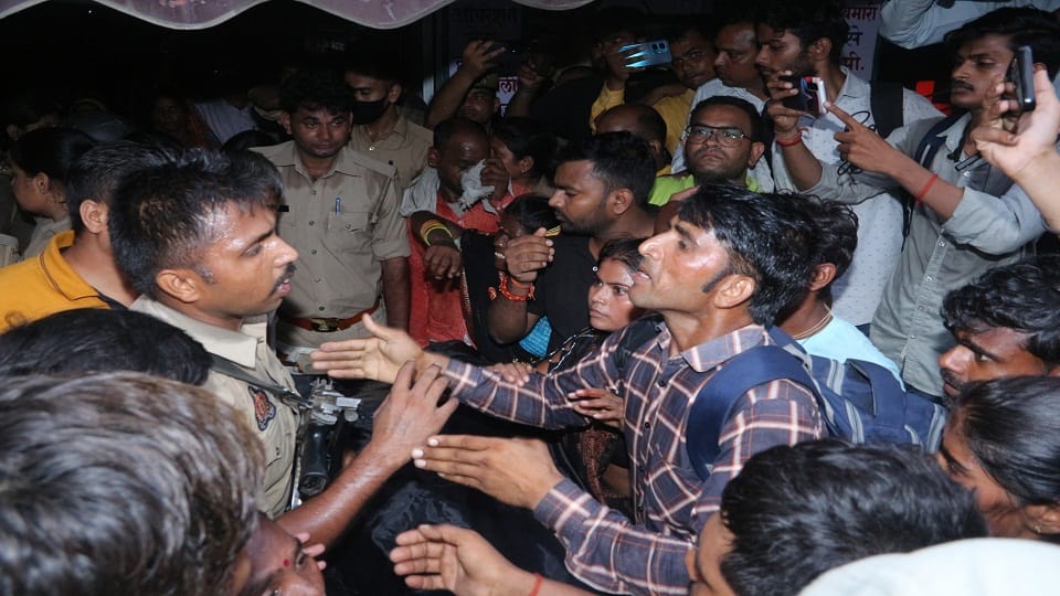 पुलिस से झड़प