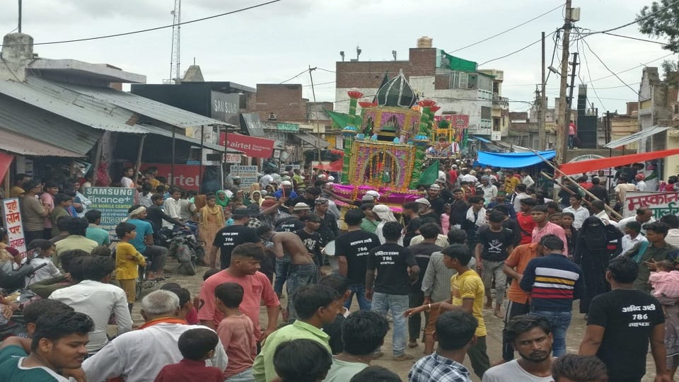 सहपऊ में हजरत इमाम हुसैन की याद में निकलता ताजियों का जुलूस