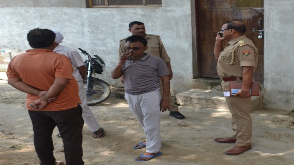 चेतन जाट के पैत्रिक गांव मीतई में जानकारी करती कोतवाली चन्दपा  कोतवाल संजय सिंह