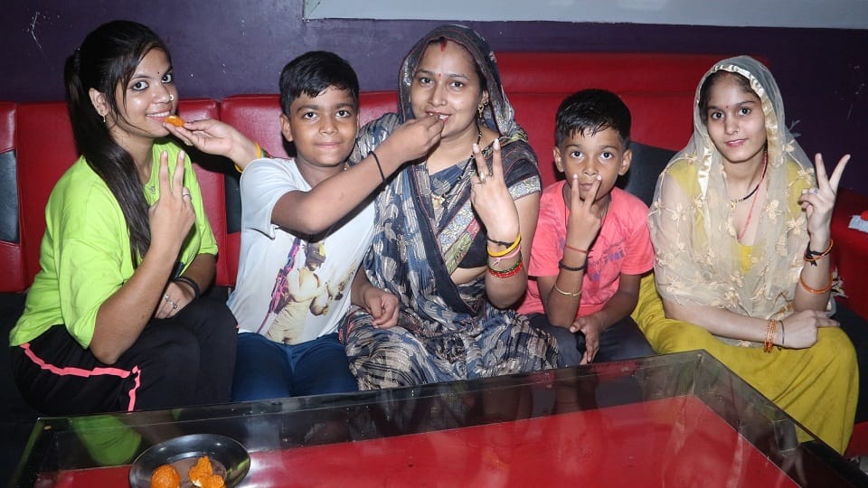 खुशी का इजहार करते रिंकू सिंह के परिजन