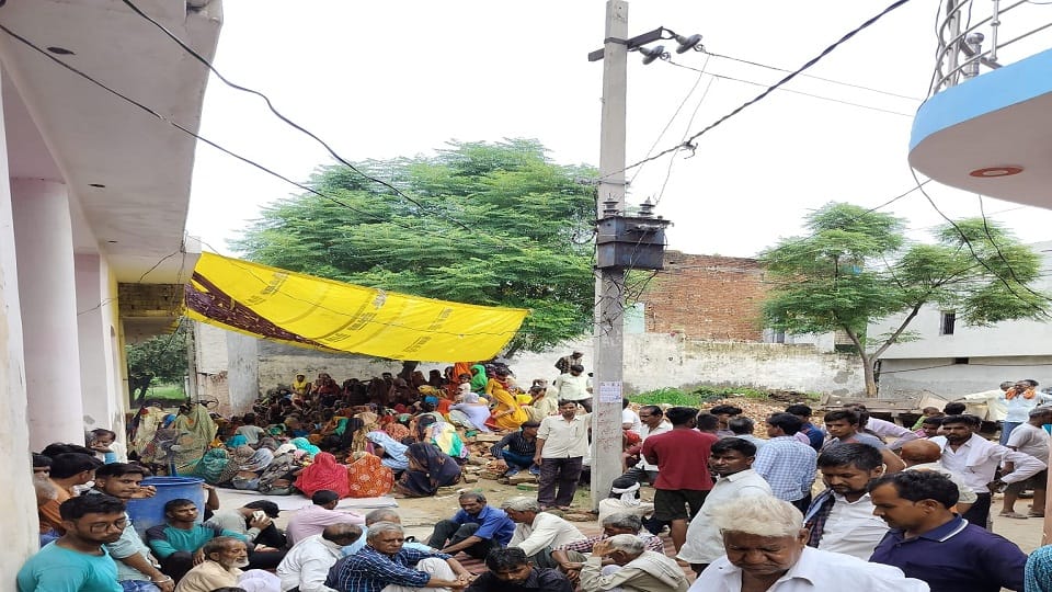 परिजन व ग्रामीण विलाप करते हुए
