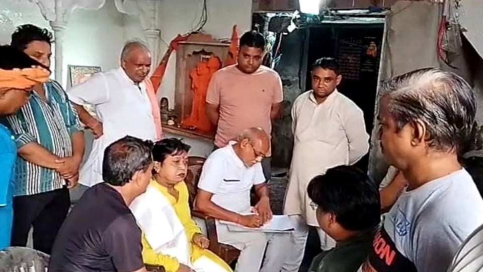 रसलगंज शिव मंदिर का लेंटर टूटने की घटना के बाद घटना स्थल पर पहुचीं पूर्व मेयर शकुंतला भारती