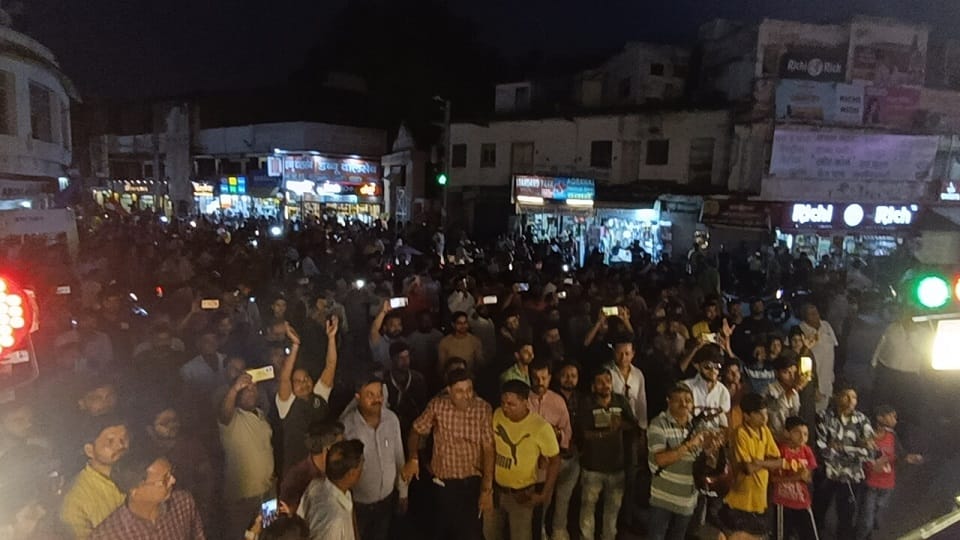 दर्शक झूमते हुए