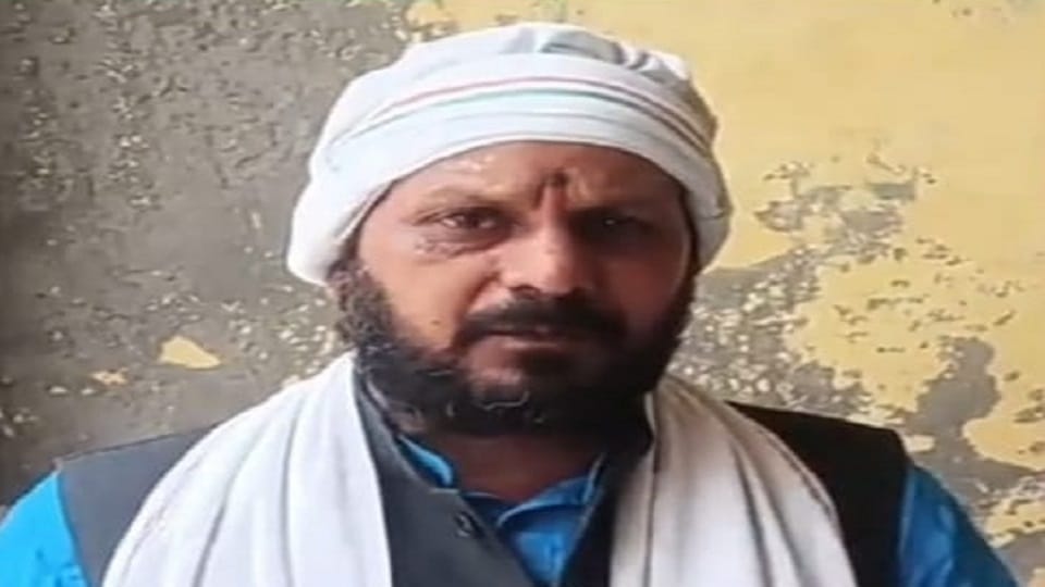 परिवादी पंडित केशवदेव गौतम