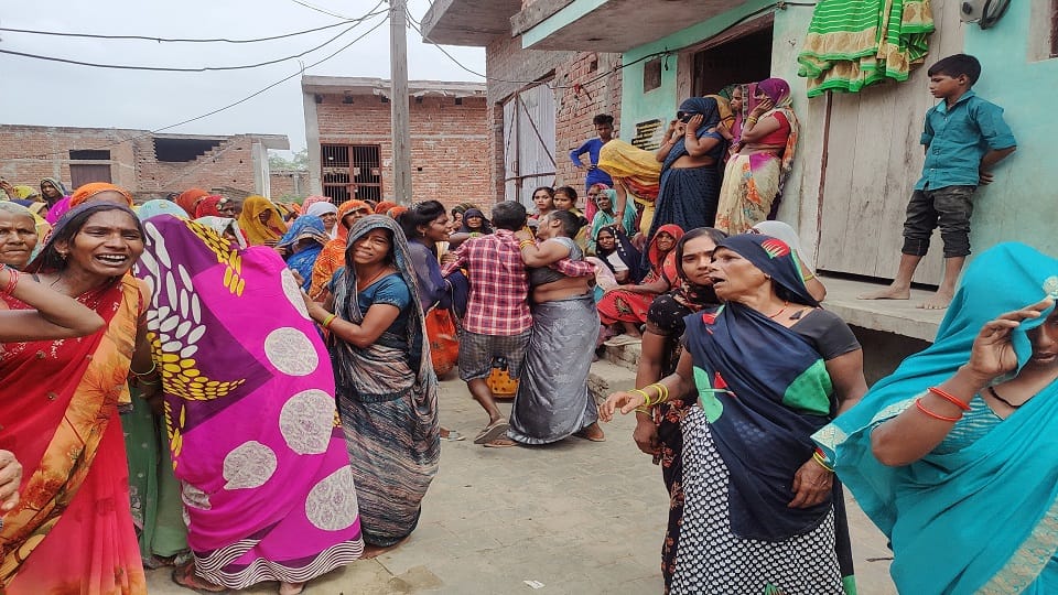 मृतक के परिवारीजन रोते-विलखते हुए