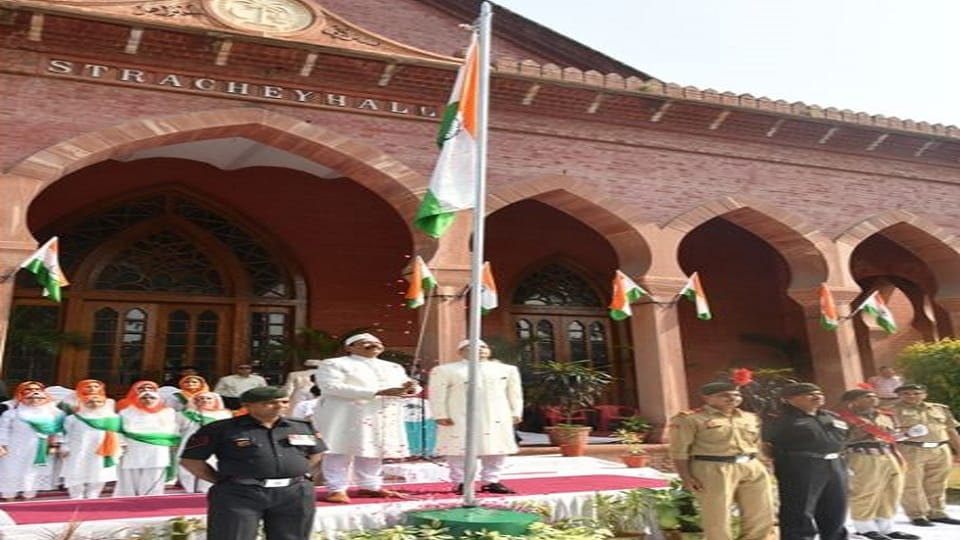 एएमयू में ध्वजारोहण