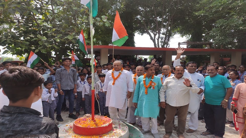 समाजसेवी वैद्य गोपालशरण गर्ग शहीद रमेश चंद्र आर्य पार्क में स्कूल के बच्चों एवं लोगों के साथ ध्वजारोहण करते हुए