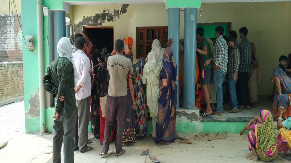 प्रधान के घर पर एकत्र ग्रामीण