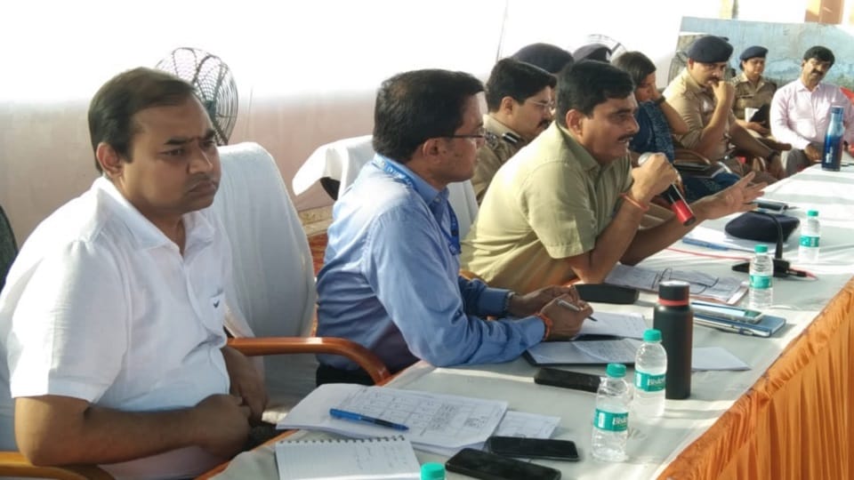 नुमाइश ग्राउंड में गृहमंत्री अमित शाह व मुख्यमंत्री योगी आदित्यनाथ के आगमन को लेकर  ब्रीफिंग करते डीएम इंद्र विक्रम सिंह
