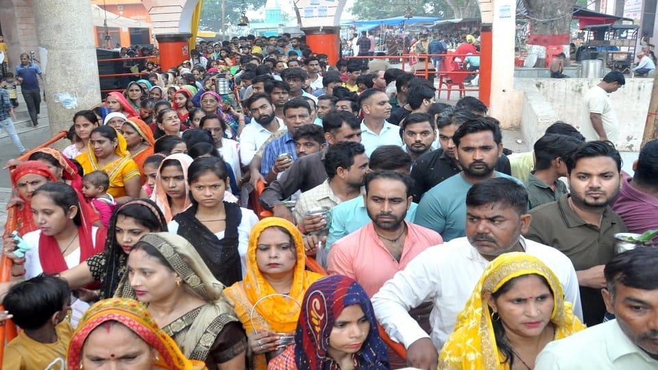 श्रद्धालुओं की कतार