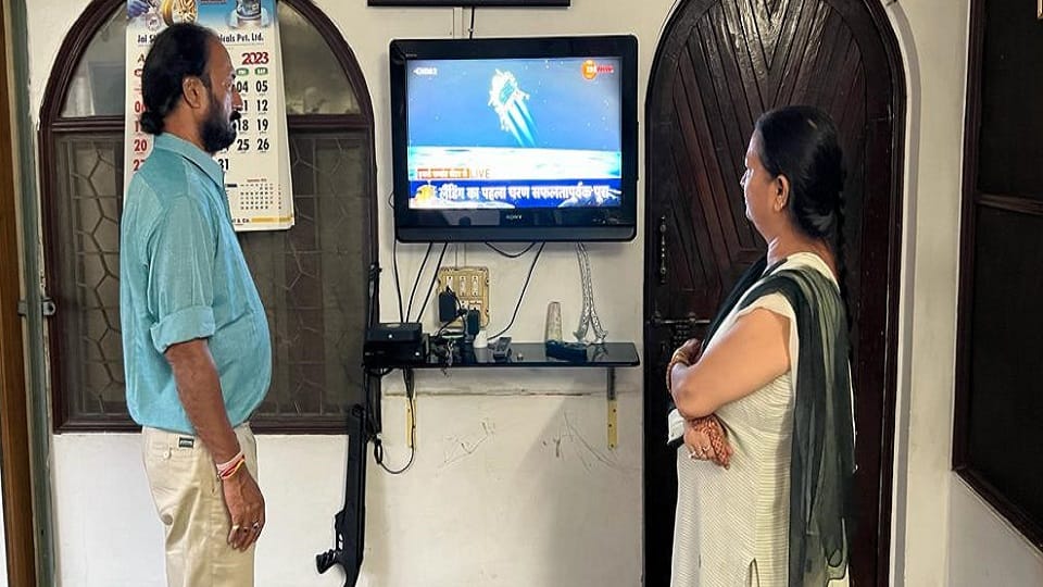टीवी में देखते हुए