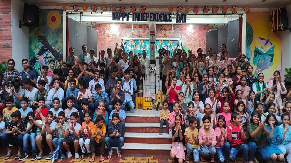 चंद्रयान की सफल लैडिंग पर खुशी मनाते ब्रिलिएंट पब्लिक स्कूल के बच्चे व शिक्षक