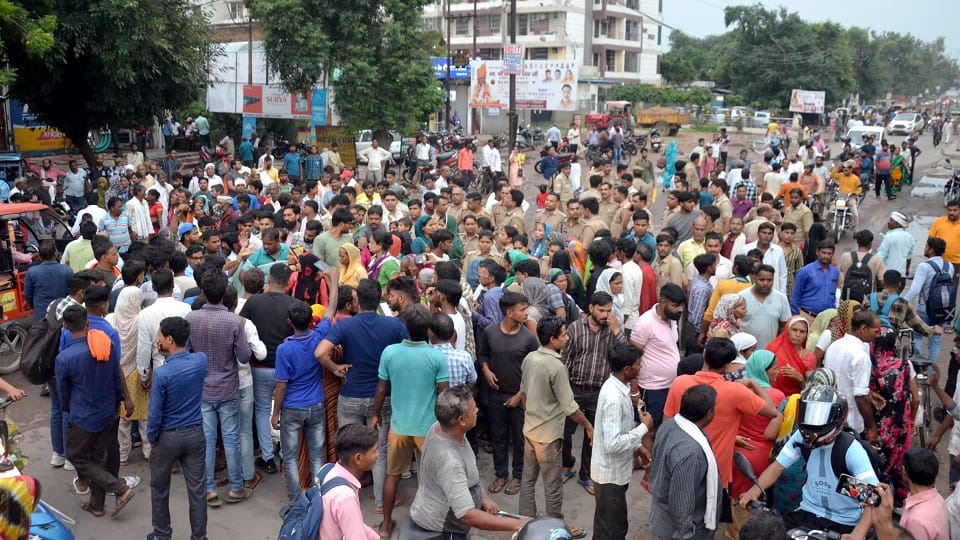गांधी पार्क थाने के सामने जीटी रोड पर यज्ञदत्त उर्फ भूरा का शव रखकर लगाया जाम