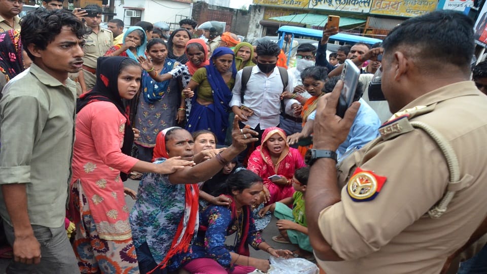 हंगामा करती परिवार की महिलाएं रोकने पर पुलिस से नोकझाेक करती