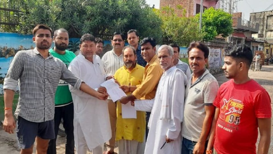 जलभराव की समस्या को लेकर चेयरमैन मुशीर अहमद को ज्ञापन देते नागरिक