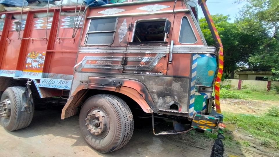 बाइक और ट्रक की भिड़ंत में जलने से बचा ट्रक