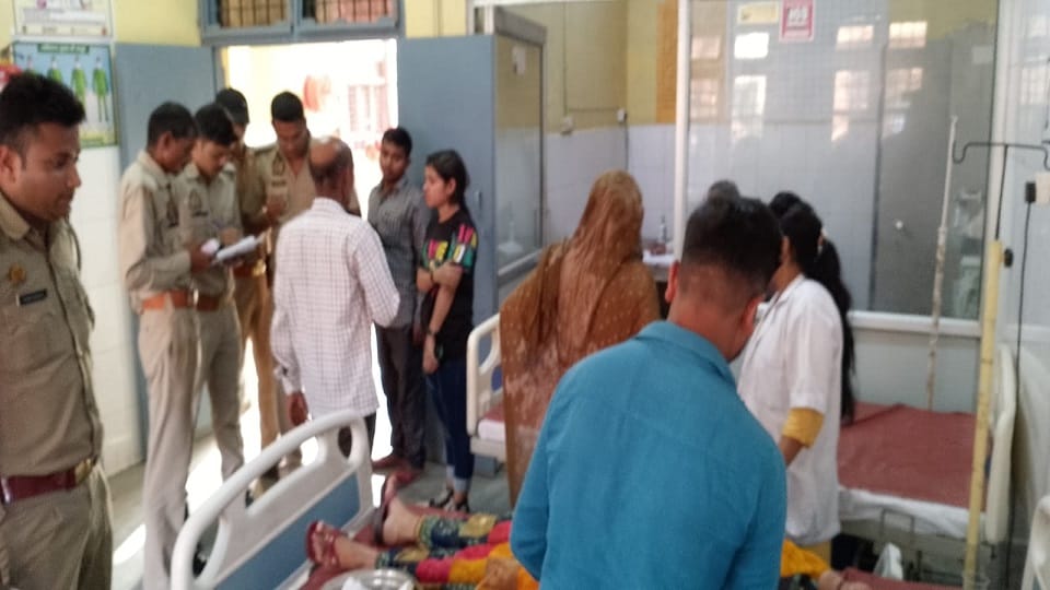 घायलों का इलाज होते हुए