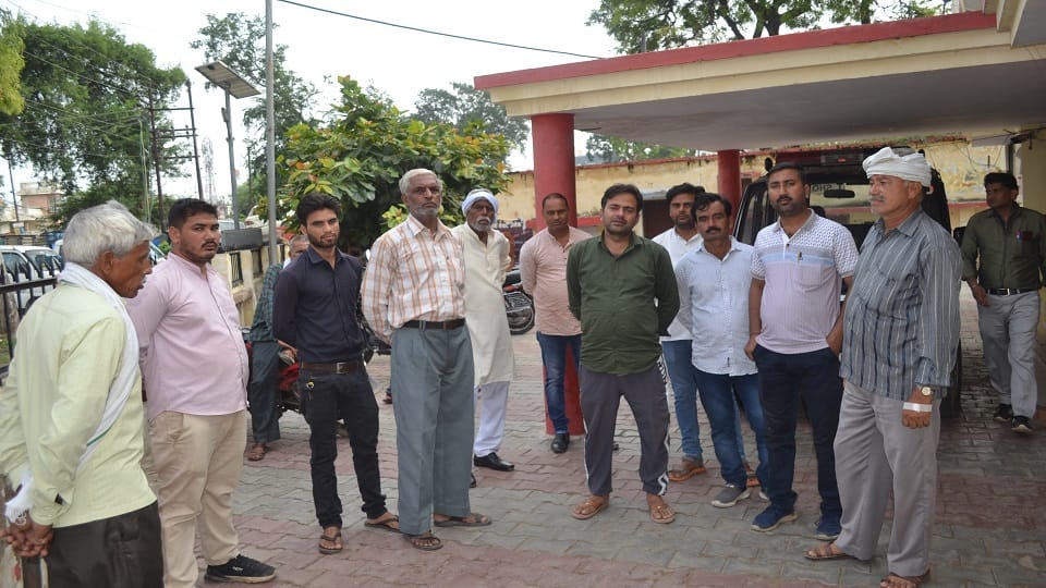 संदिग्ध परिस्थितियों में महिला की मौत के बाद कोतवाली हाथरस गेट पर लगी महिला के माइके पक्ष के लोगों की भीड़