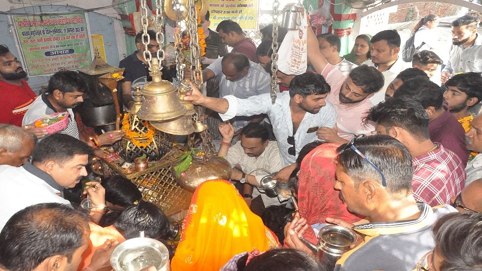 अचल ताल अचलेश्वर महादेव  मंदिर में सावन के सोमवार पर जलाभिषेक 