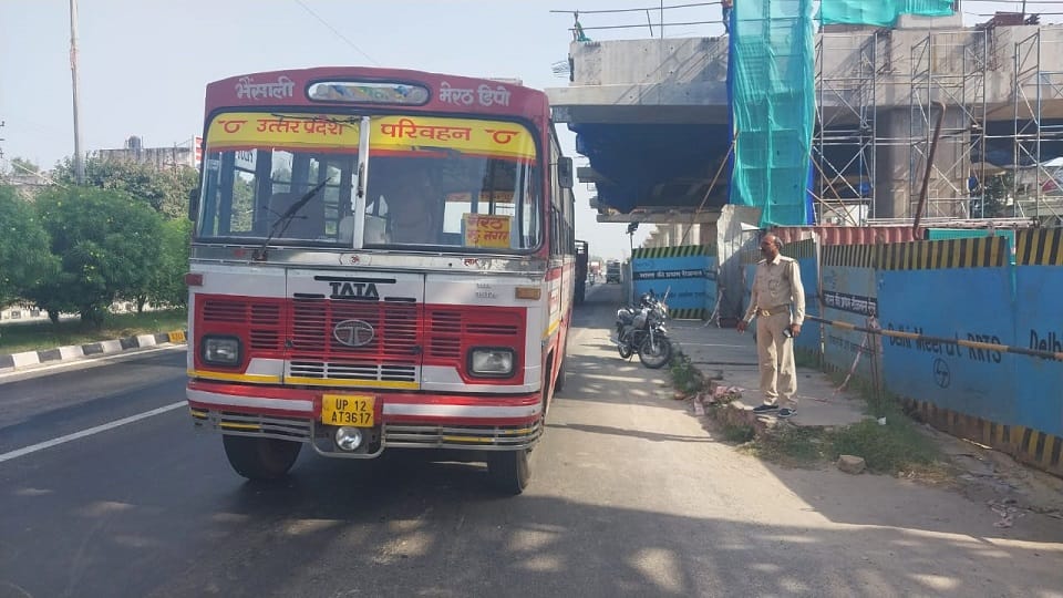 टक्कर मारने वाली बस