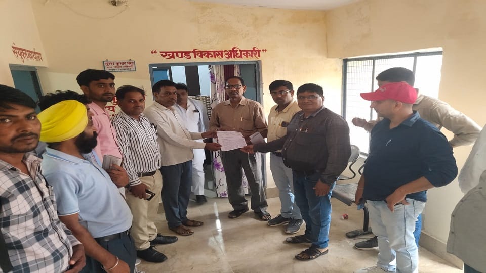 सहपऊ ब्लॉक कार्यालय पर तैनात ग्राम विकास अधिकारी के गायब होने पर सीडीओ के नाम अन्य ग्राम विकास अधिकारी बीडीओ को ज्ञापन देते हुए