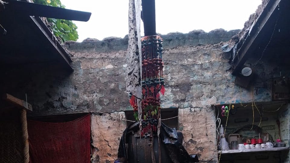 हसायन के बांण अब्दुलहईपुर में बरसात गिरने के दौरान क्षतिग्रस्त हुई मकान की छत