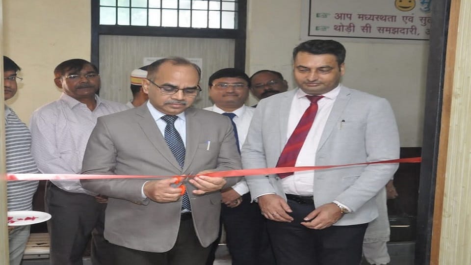 अलीगढ़ में लोक अदालत का शुभारंभ करते हुए