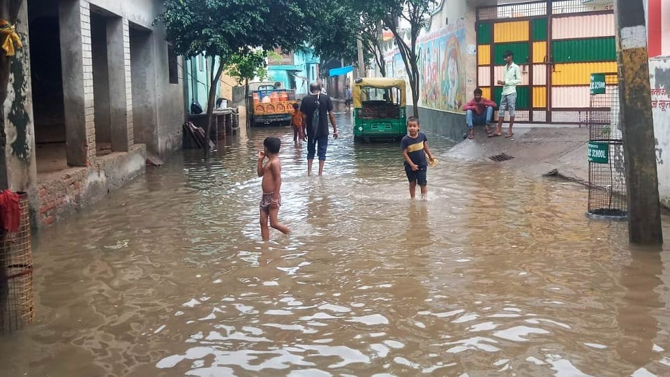 मुरसान के खाई मोहल्ला में बारिश के बाद जलभराव