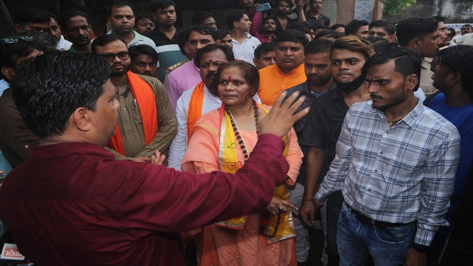 सासनी गेट स्थित लोधीपुरम में मलरिया वाला आश्रम में लोगों से बातचीत करती साध्वी प्राची