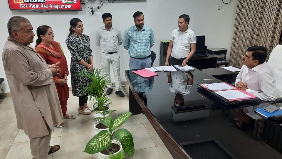 डीएम से नागरिकता पर बात करते सिमरन और परिजन