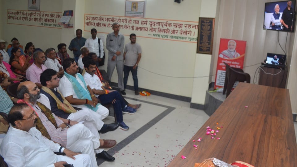 भाजपा कार्यालय पर पीएम मोदी का लाइव कार्यक्रम देखते नितिन अग्रवाल राज्य मंत्री व अन्य
