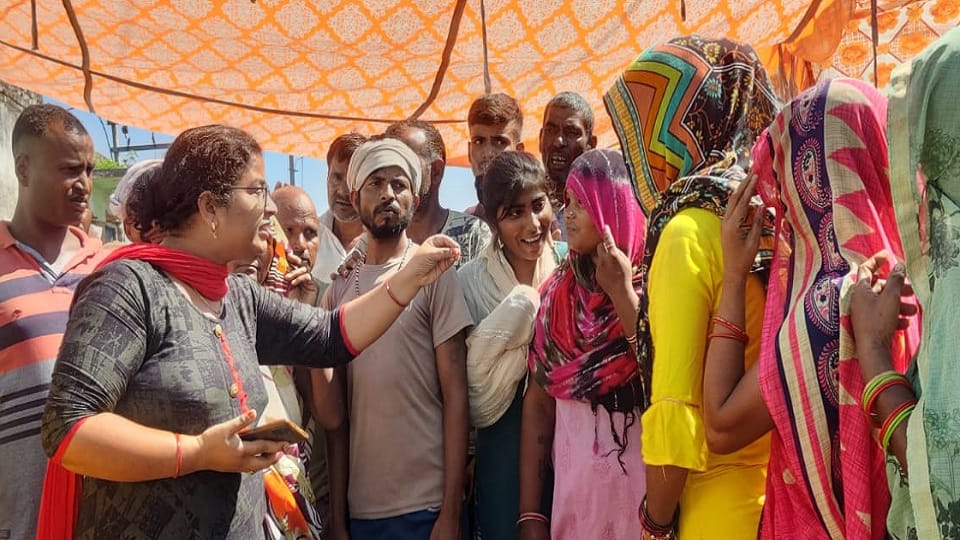 अधिकारी से बात करते अभिभावक
