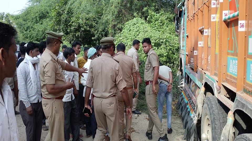 घटनास्थल पर जमा पुलिस
