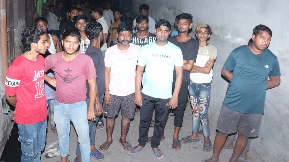 बच्ची की हत्या के बाद घर के बाहर लगी लोगो की भीड़