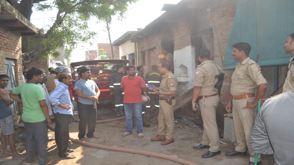 मौके पर पहुंची पुलिस और दमकल टीम