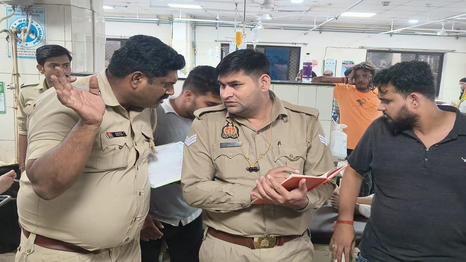 जेएन मेडिकल में जांच करती पुलिस